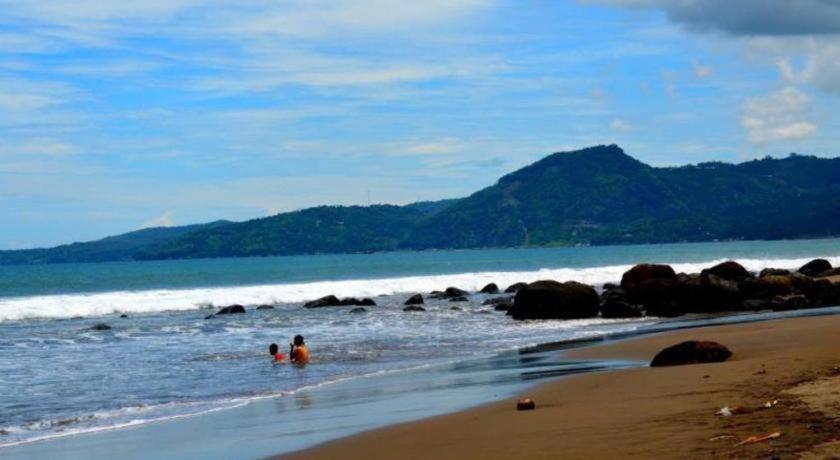 Augusta Pelabuhan Ratu Hotel Sukabumi Exterior foto